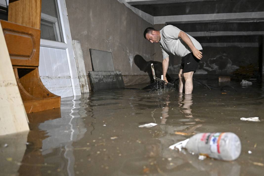 Ankara'da sağanak yağış hayatı olumsuz etkiledi! 6